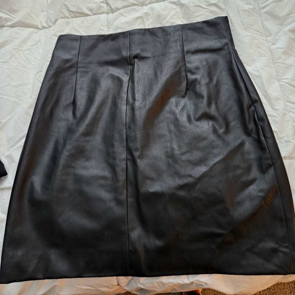H & M Black faux leather pencil skirt
